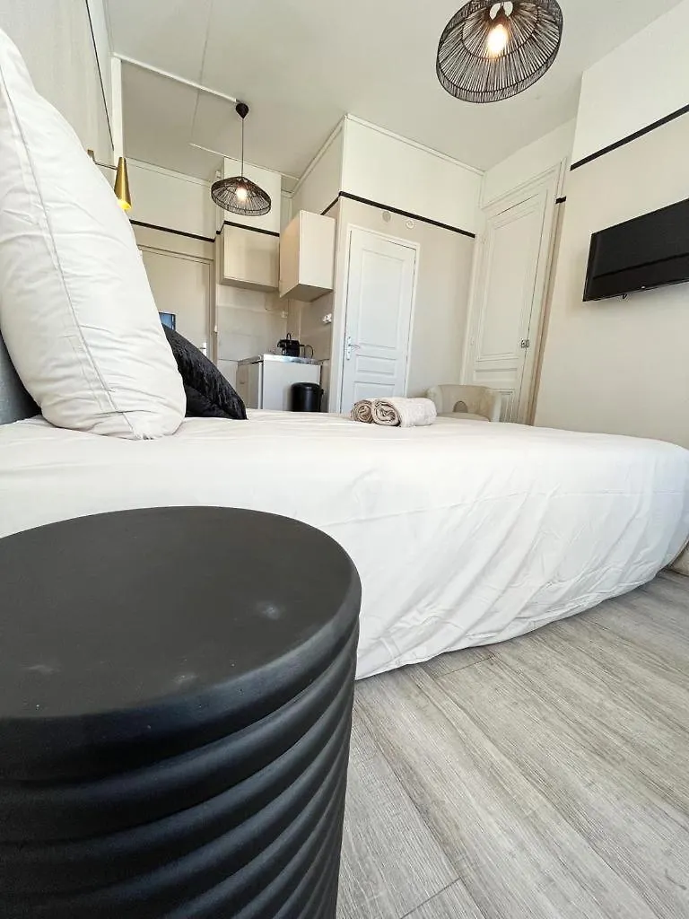 Suite Atos Lyon 0*,